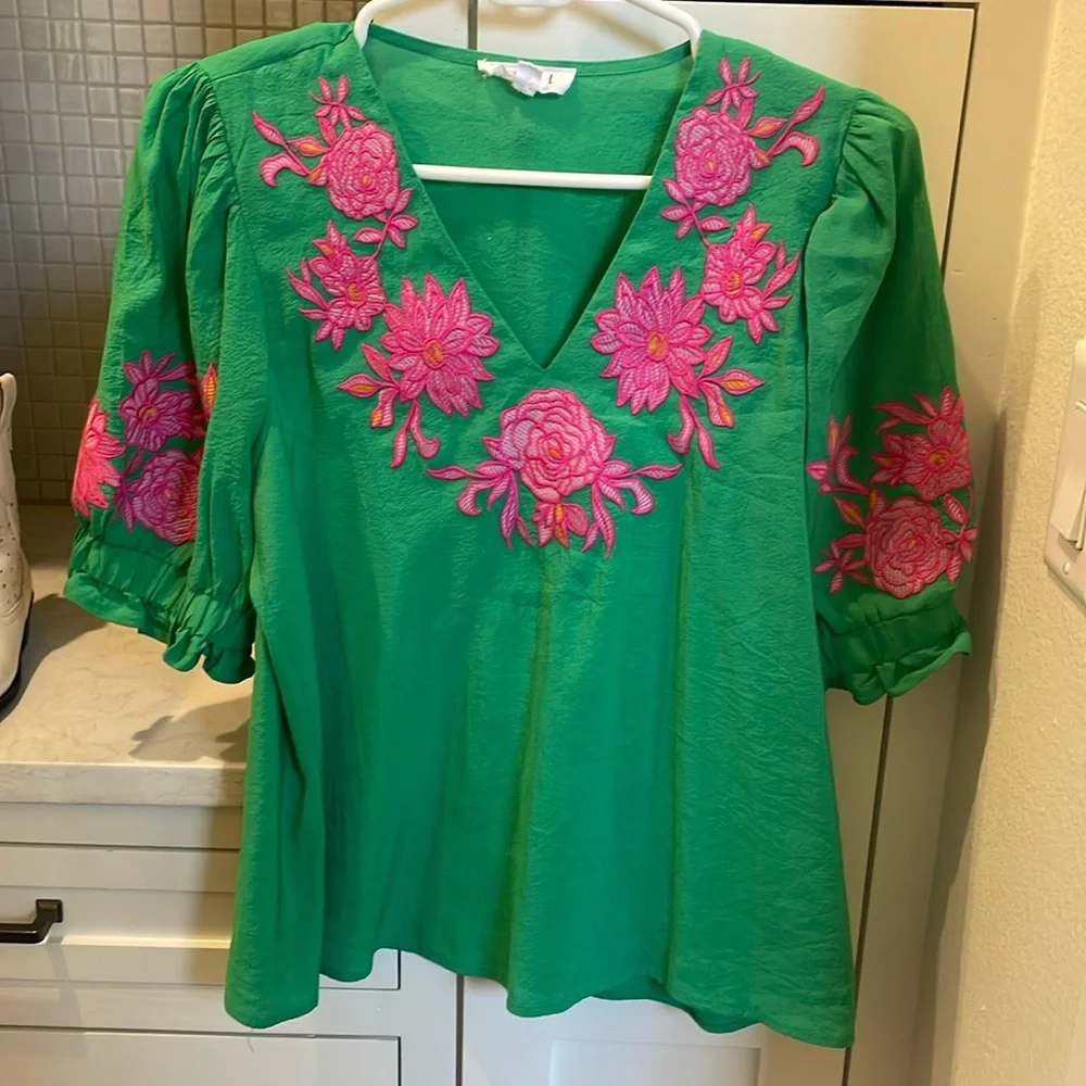 THML V-neck floral embroidery short. S - Picture 1 of 3